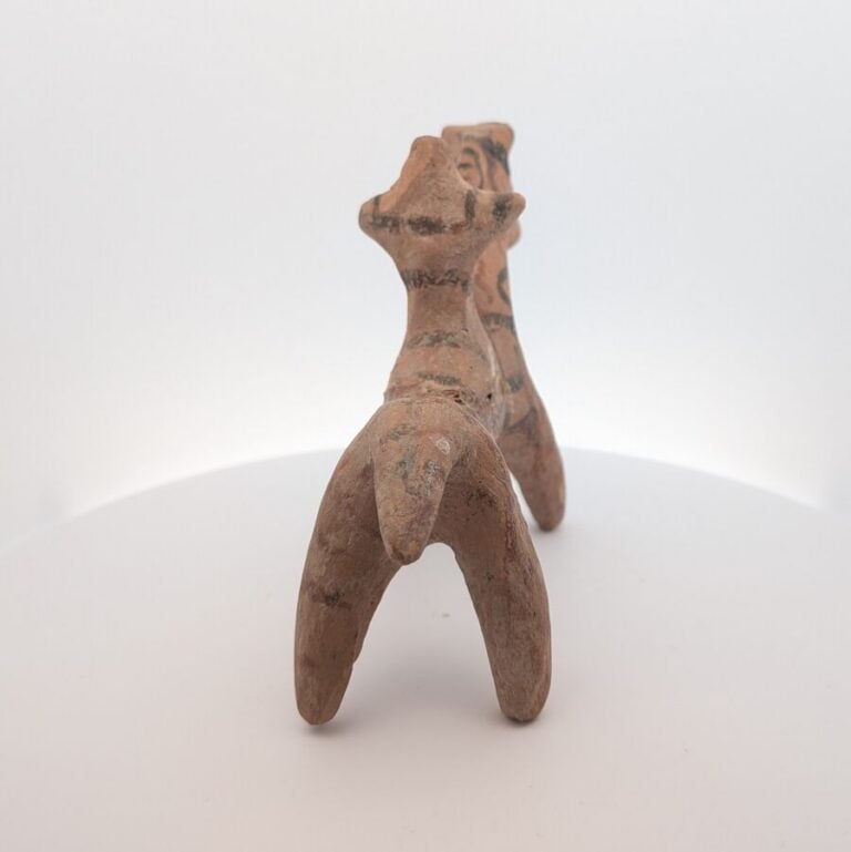 Statuette représentant un cavalier : il est peint de lignes et bandes ondulante…