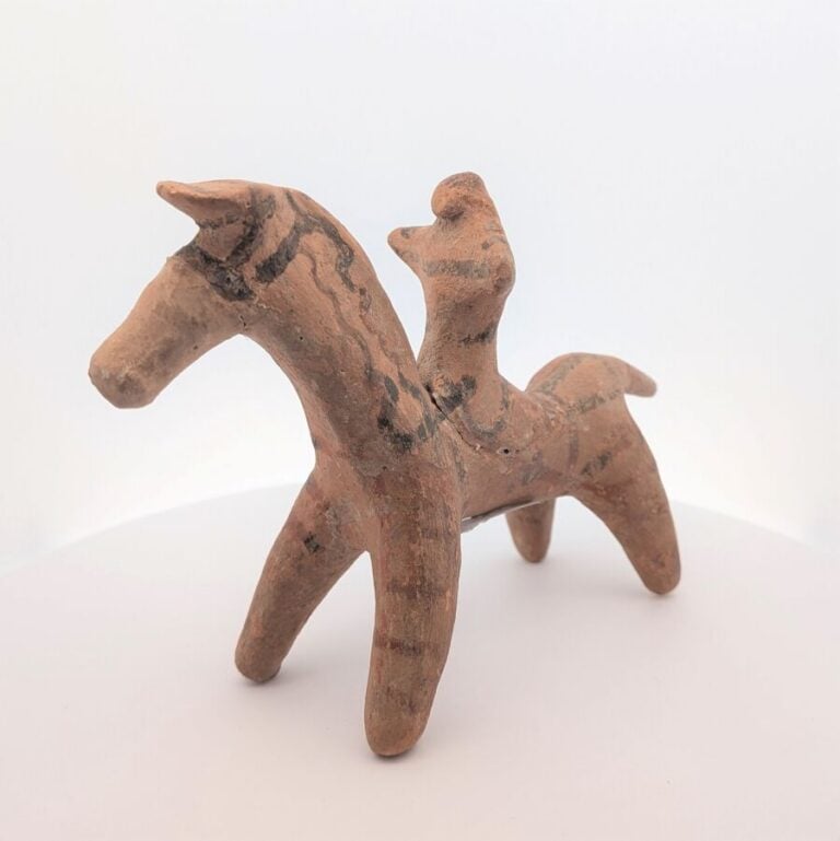 Statuette représentant un cavalier : il est peint de lignes et bandes ondulante…
