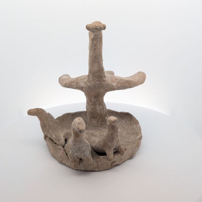 Statuette représentant un nid avec un oiseau les ailes déployées surmontant 3 p…