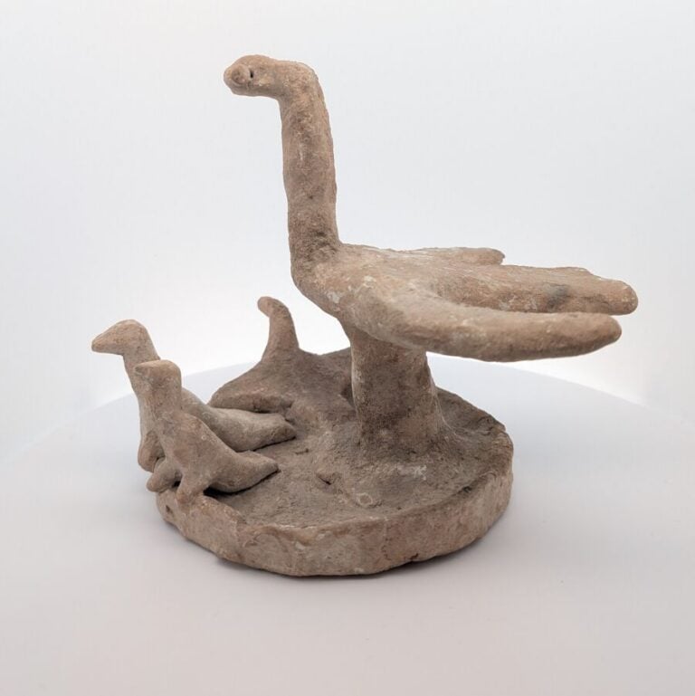 Statuette représentant un nid avec un oiseau les ailes déployées surmontant 3 p…