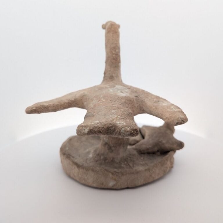 Statuette représentant un nid avec un oiseau les ailes déployées surmontant 3 p…
