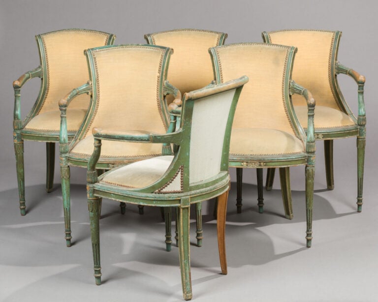 Suite de 6 fauteuils en bois mouluré relaqué vert à dossier - éversé à enroulem…