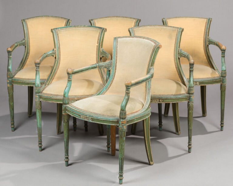 Suite de 6 fauteuils en bois mouluré relaqué vert à dossier - éversé à enroulem…