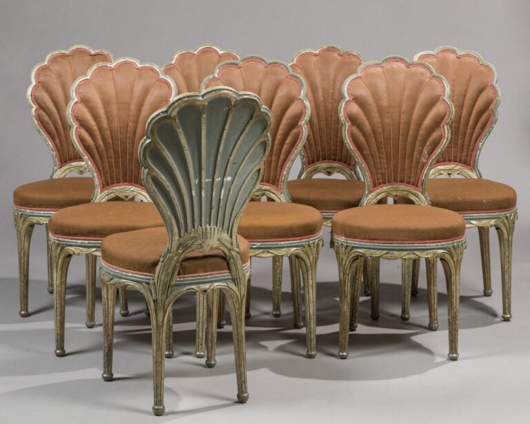 Suite de 8 chaises « coquilles » en bois sculpté relaqué vert - et argent ; le…