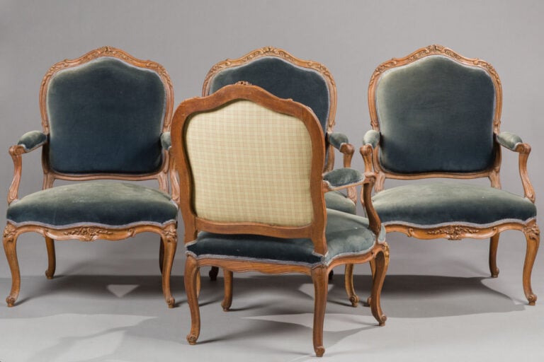 Suite de quatre fauteuils «à la reine» en bois naturel - mouluré et sculpté de…