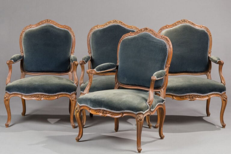Suite de quatre fauteuils «à la reine» en bois naturel - mouluré et sculpté de…