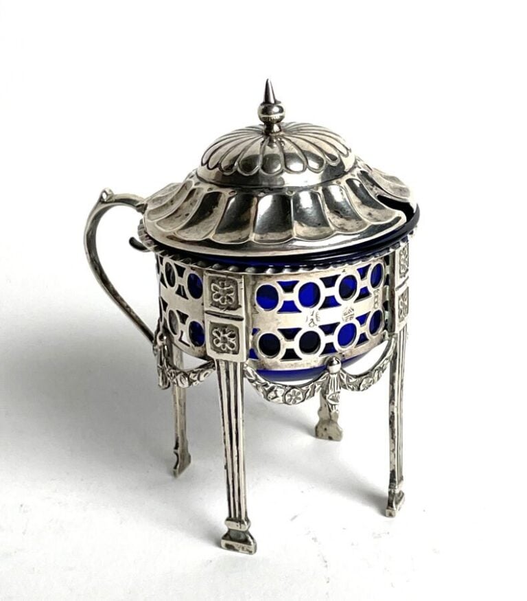 Suite de quatre salerons en argent (950 ‰) de forme oblongue - ajouré de motifs…