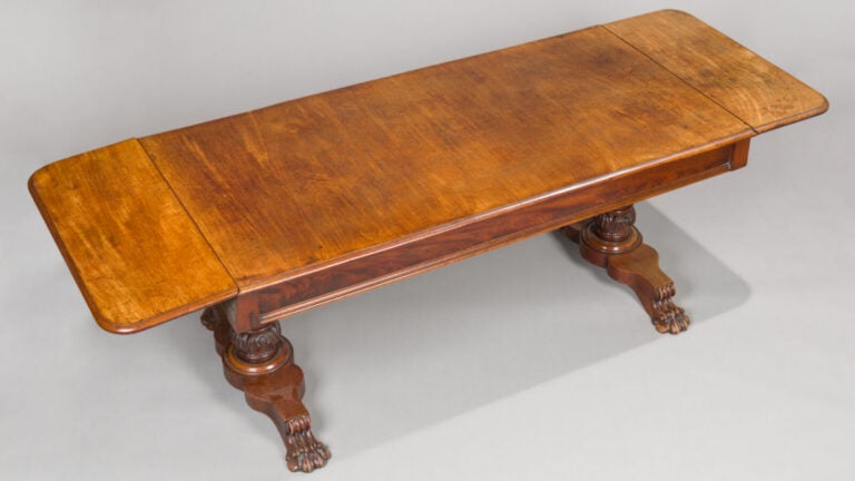 Table à deux abattants ; le piétement - se composant de deux fûts balustres se…