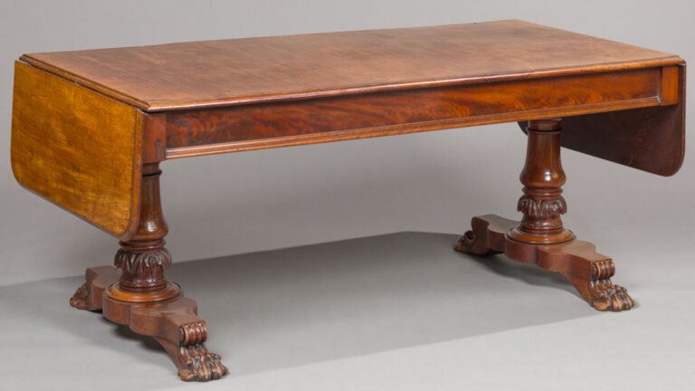 Table à deux abattants ; le piétement - se composant de deux fûts balustres se…