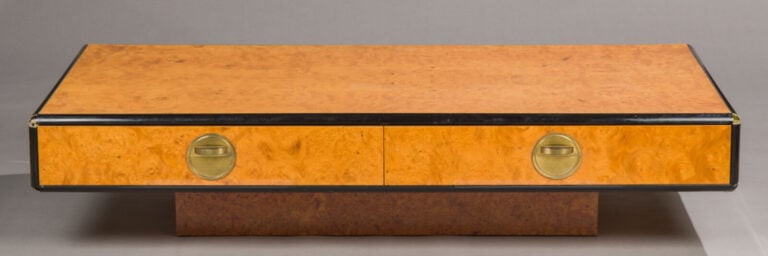 Table basse de forme rectangulaire à décor - d'imitation de bois de loupe. - Tr…