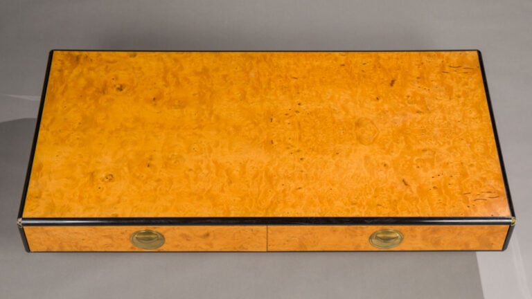Table basse de forme rectangulaire à décor - d'imitation de bois de loupe. - Tr…