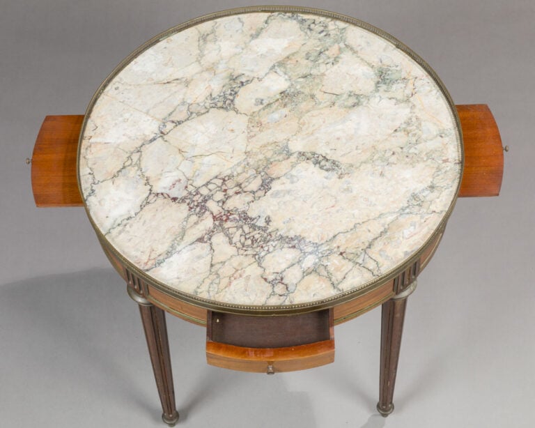 Table bouillotte circulaire en acajou et - placage d'acajou ouvrant par tiroirs…