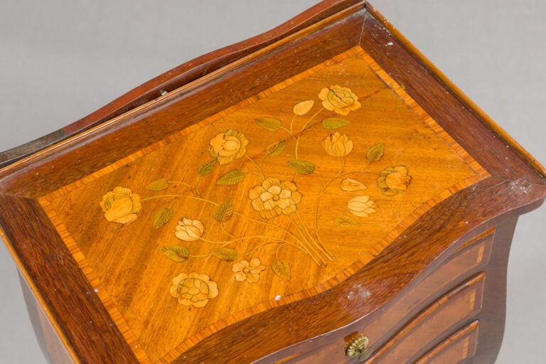 Table chiffonnière en placage de marqueterie ouvrant par trois tiroirs en façad…