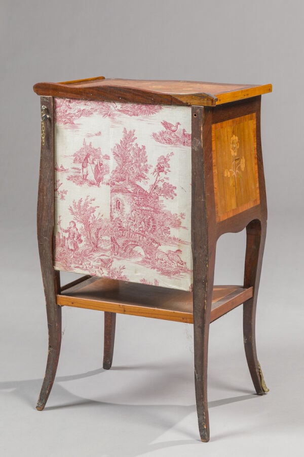 Table chiffonnière en placage de marqueterie ouvrant par trois tiroirs en façad…