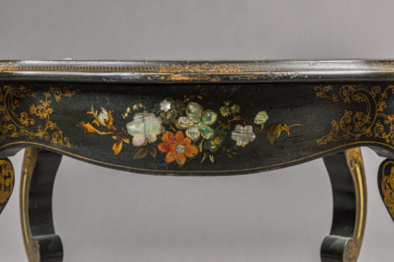 Table de milieu en bois laqué à décor sur le plateau d'un - bouquet de fleurs p…