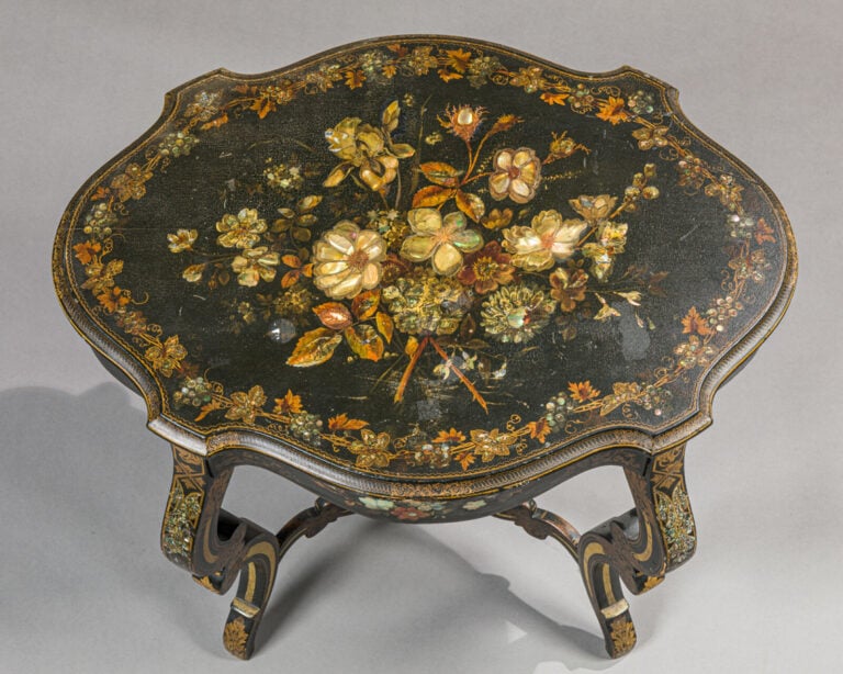 Table de milieu en bois laqué à décor sur le plateau d'un - bouquet de fleurs p…