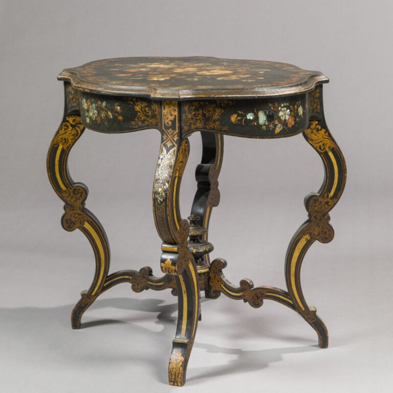 Table de milieu en bois laqué à décor sur le plateau d'un - bouquet de fleurs p…