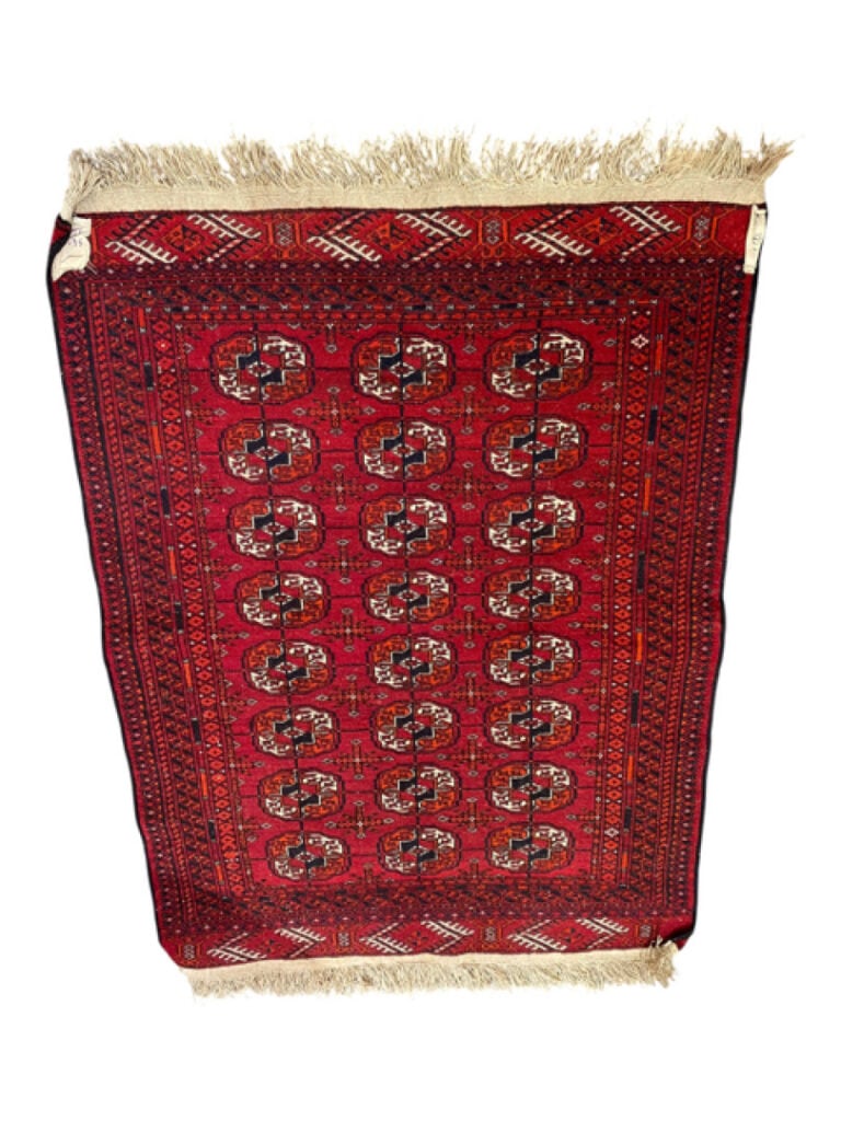 Tapis en laine type Boukhara noué à la main à motifs de güls sur fond rouge, bo…