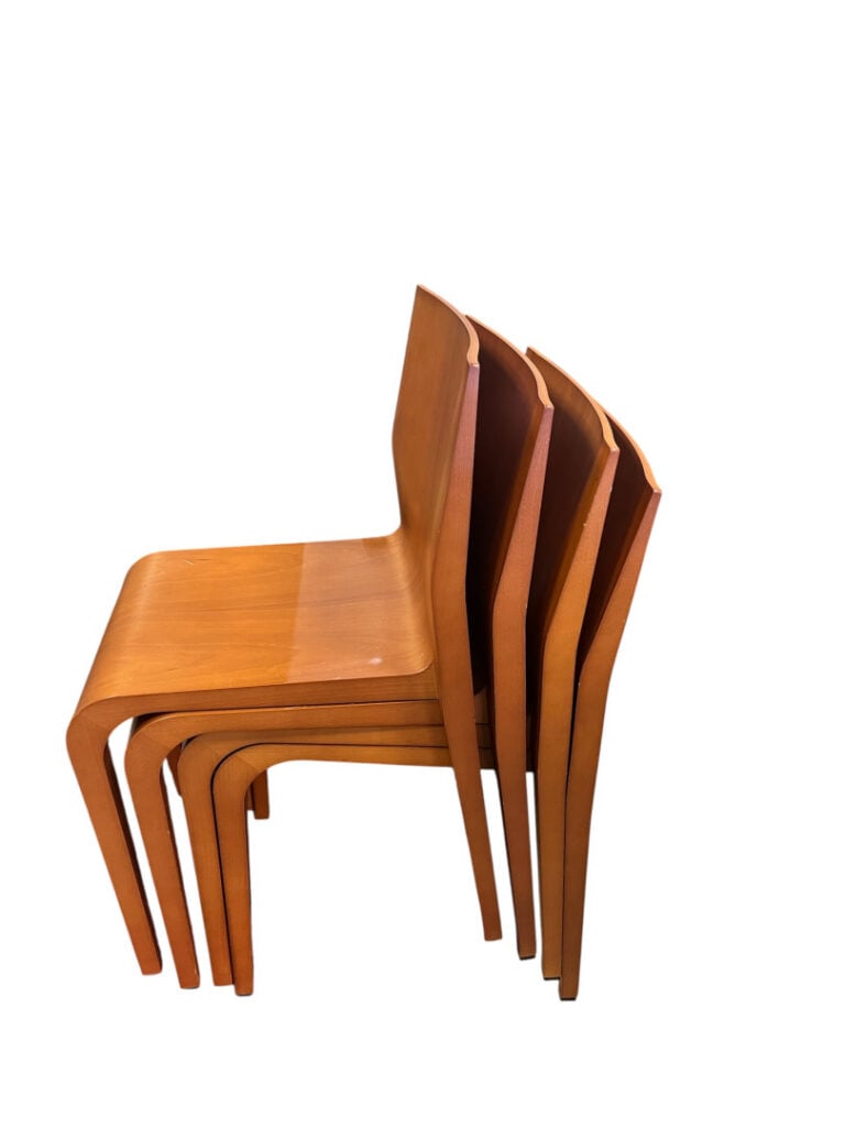 TRAVAIL SCANDINAVE (?), XXe siècle - Suite de quatre chaises en bois thermoform…