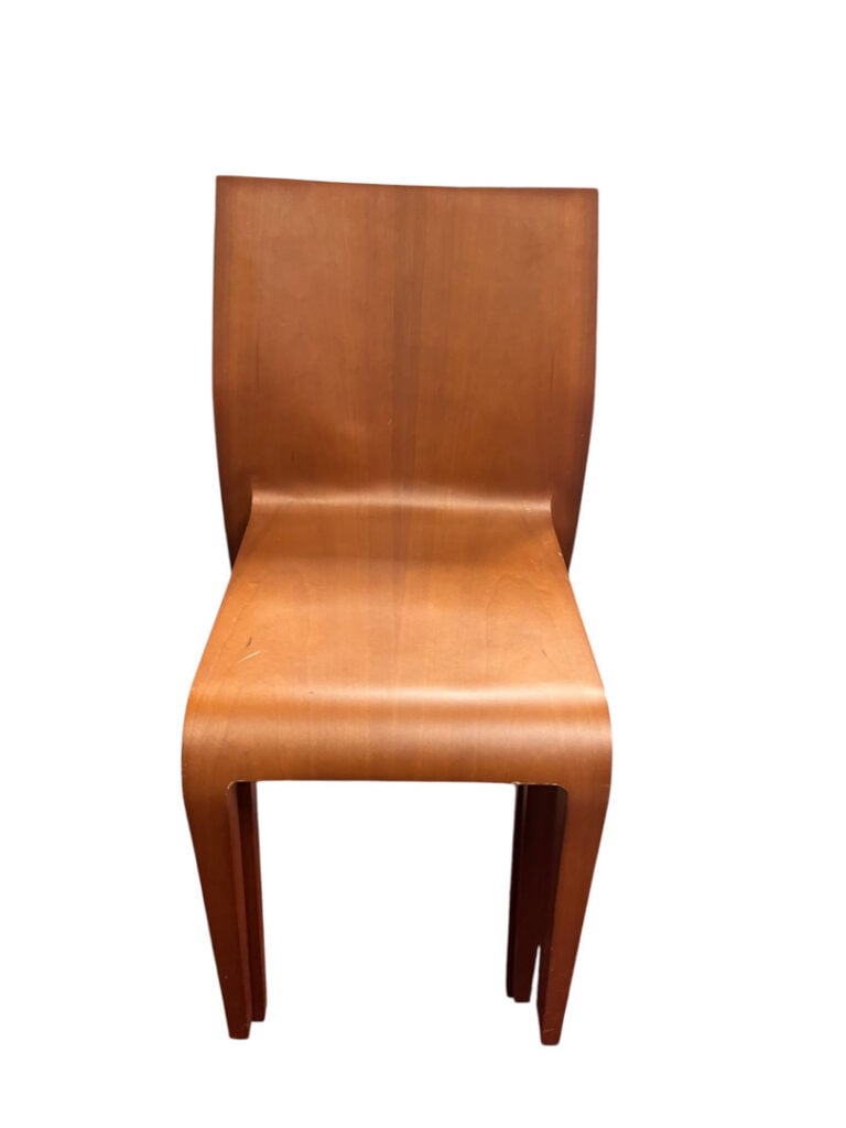 TRAVAIL SCANDINAVE (?), XXe siècle - Suite de quatre chaises en bois thermoform…