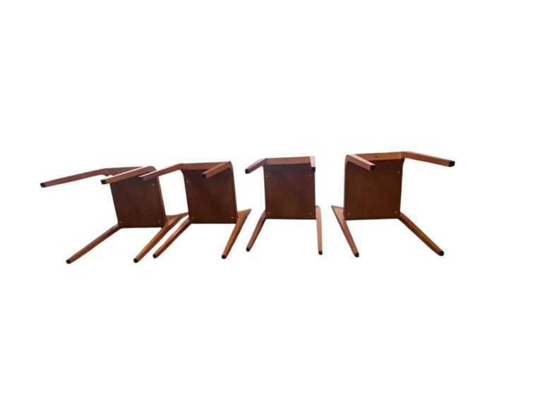 TRAVAIL SCANDINAVE (?), XXe siècle - Suite de quatre chaises en bois thermoform…