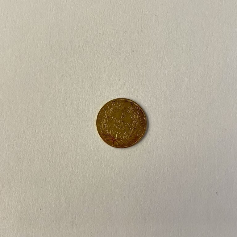 Une pièce de 5 francs or 1857 Napoléon III. Poids : 1.58 g