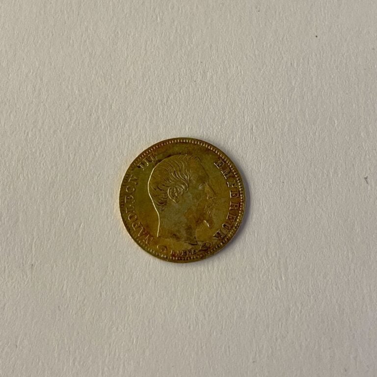 Une pièce de 5 francs or 1857 Napoléon III. Poids : 1.58 g