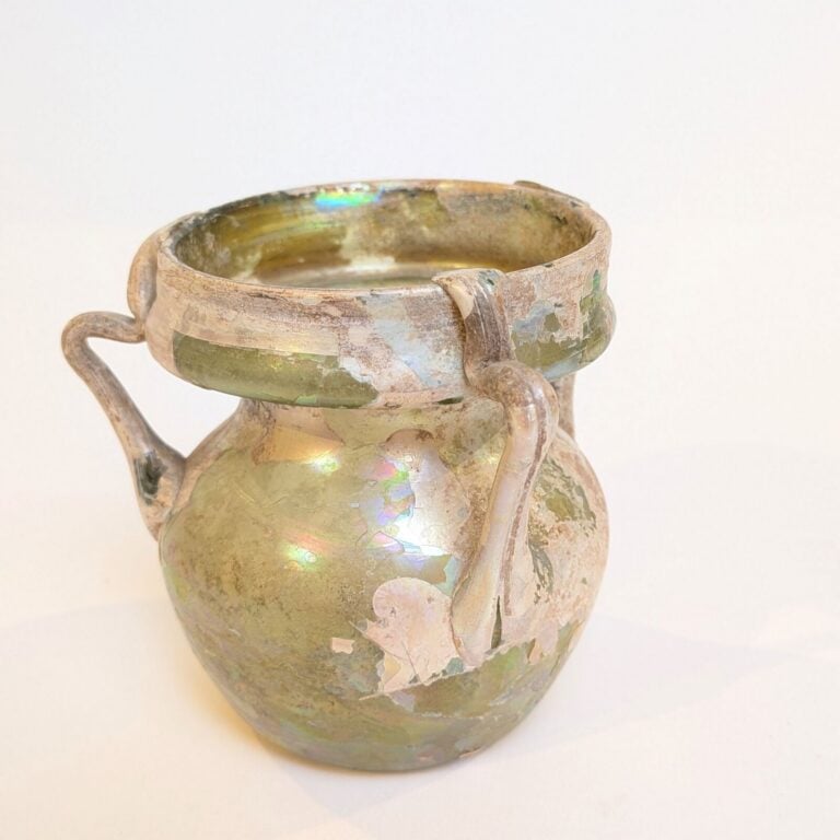 Vase à panse globulaire, col concave et lèvre verticale concave. Il est doté de…