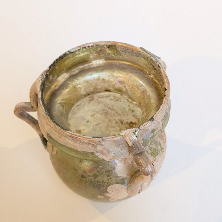 Vase à panse globulaire, col concave et lèvre verticale concave. Il est doté de…