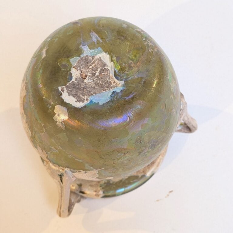 Vase à panse globulaire, col concave et lèvre verticale concave. Il est doté de…