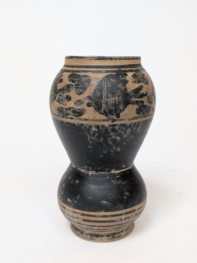 Vase à vernis noir (forme rare) orné d'une frise de poissons passant à gauche d…