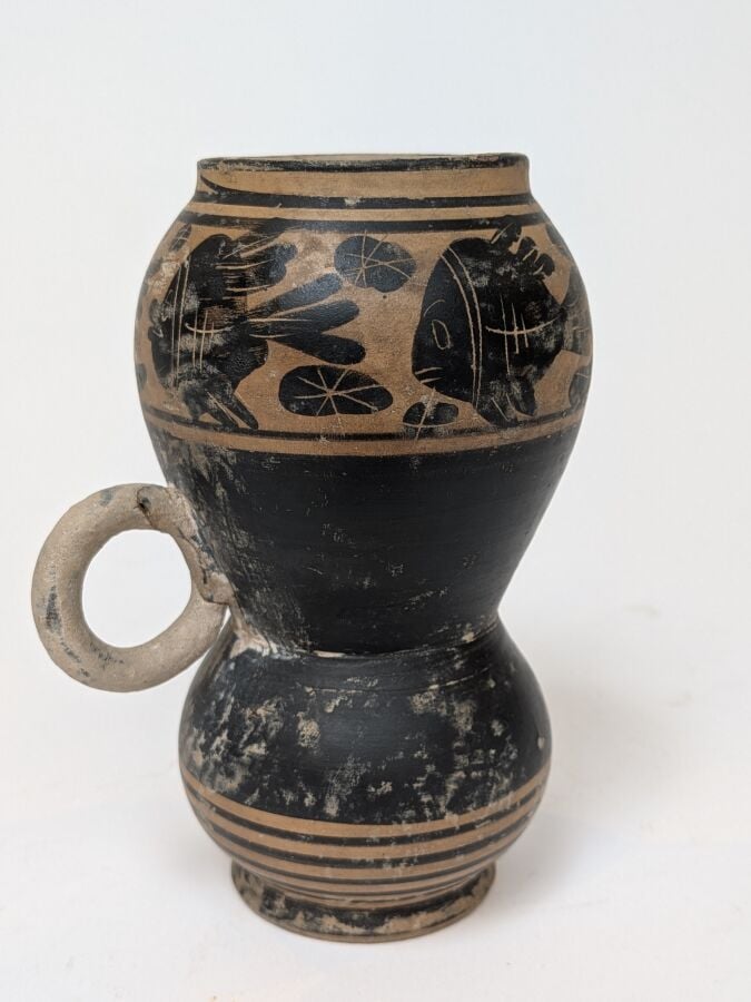 Vase à vernis noir (forme rare) orné d'une frise de poissons passant à gauche d…