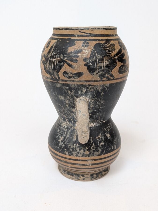 Vase à vernis noir (forme rare) orné d'une frise de poissons passant à gauche d…