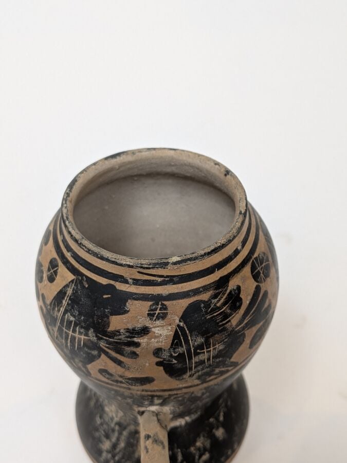 Vase à vernis noir (forme rare) orné d'une frise de poissons passant à gauche d…