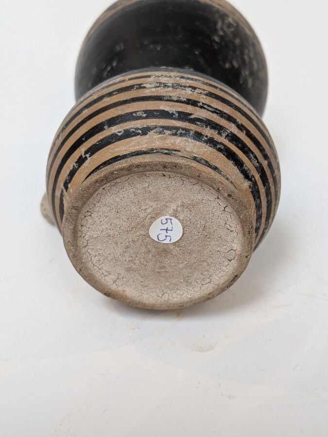 Vase à vernis noir (forme rare) orné d'une frise de poissons passant à gauche d…