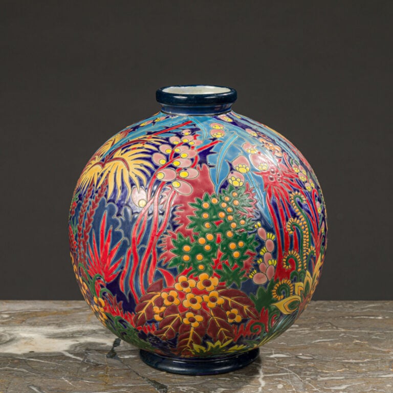 Vase boule en céramique émaillée de motifs floraux et végétaux. Dans - le style…
