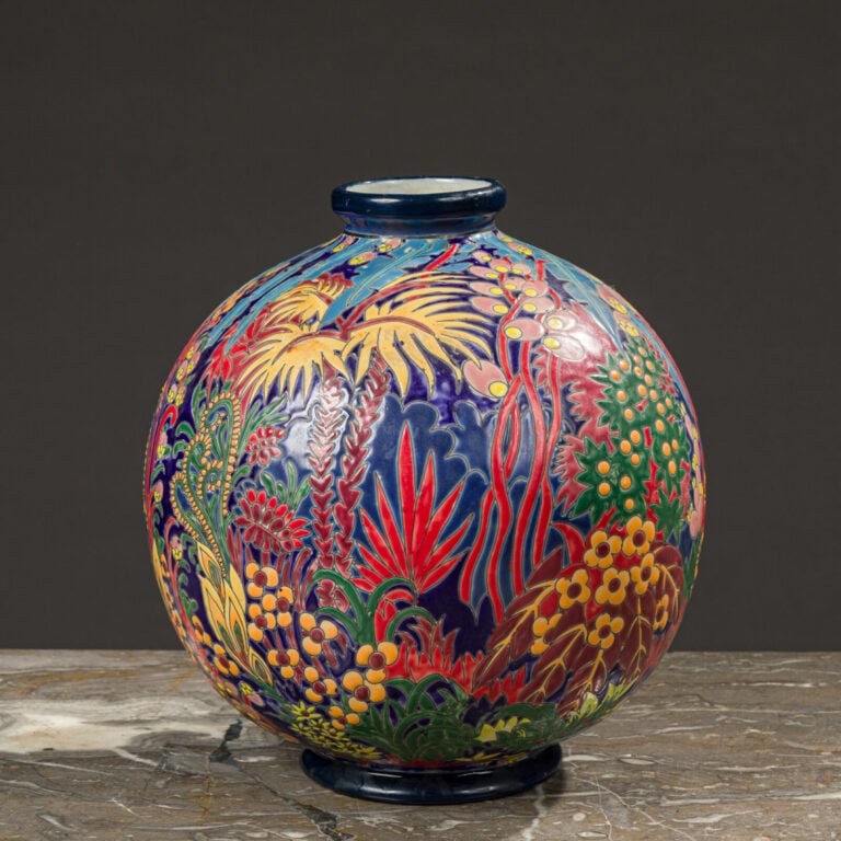 Vase boule en céramique émaillée de motifs floraux et végétaux. Dans - le style…