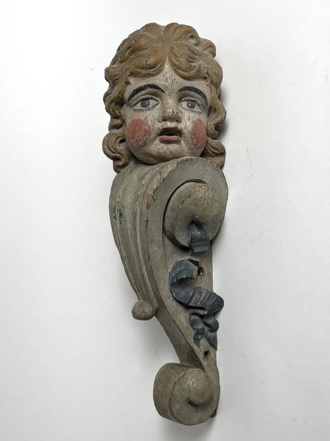 Vierge à l'enfant en bois polychromé (Hauteur : 30 cm) et - un élément de coin…