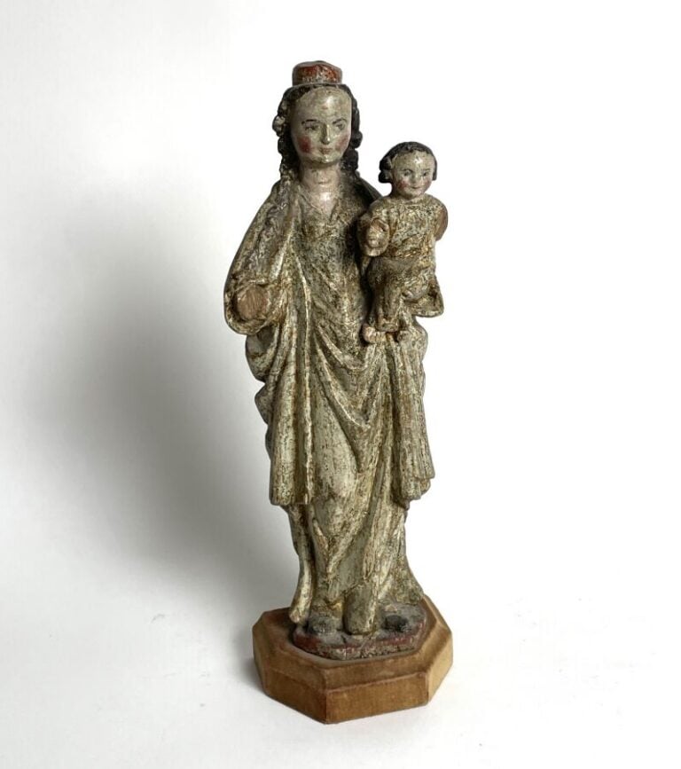 Vierge à l'enfant en bois polychromé (Hauteur : 30 cm) et - un élément de coin…