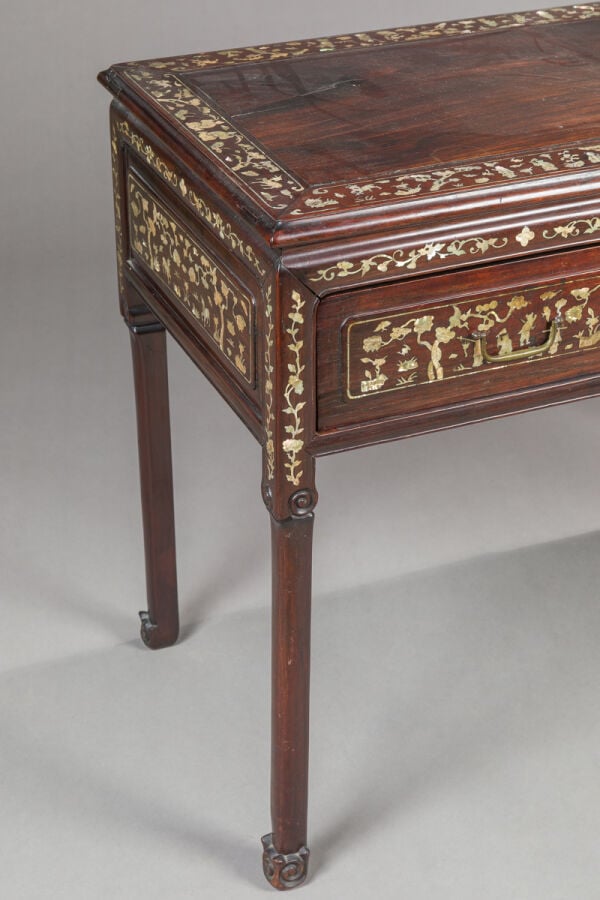 VIETNAM, TONKIN - Vers 1900 - Console en bois incrusté de nacre ouvrant à un ti…