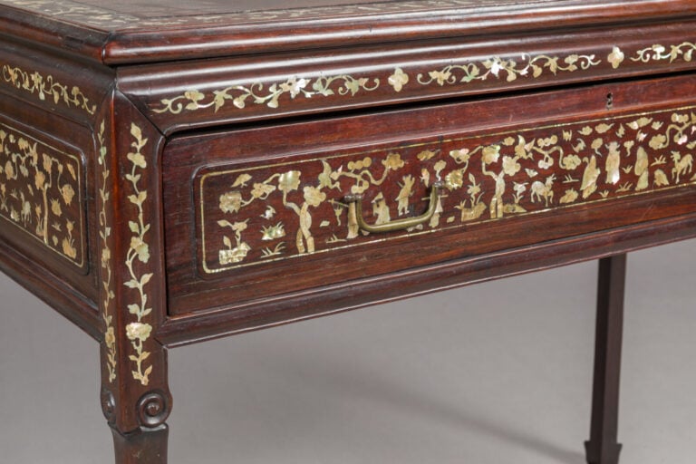 VIETNAM, TONKIN - Vers 1900 - Console en bois incrusté de nacre ouvrant à un ti…