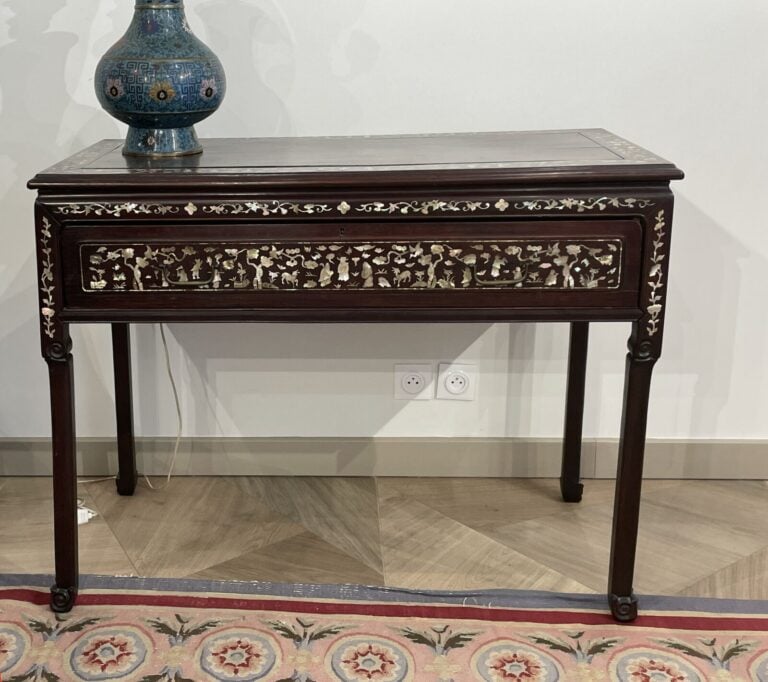 VIETNAM, TONKIN - Vers 1900 - Console en bois incrusté de nacre ouvrant à un ti…