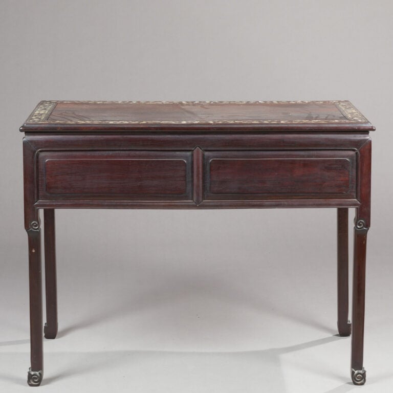 VIETNAM, TONKIN - Vers 1900 - Console en bois incrusté de nacre ouvrant à un ti…
