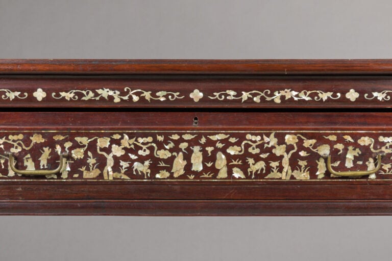 VIETNAM, TONKIN - Vers 1900 - Console en bois incrusté de nacre ouvrant à un ti…
