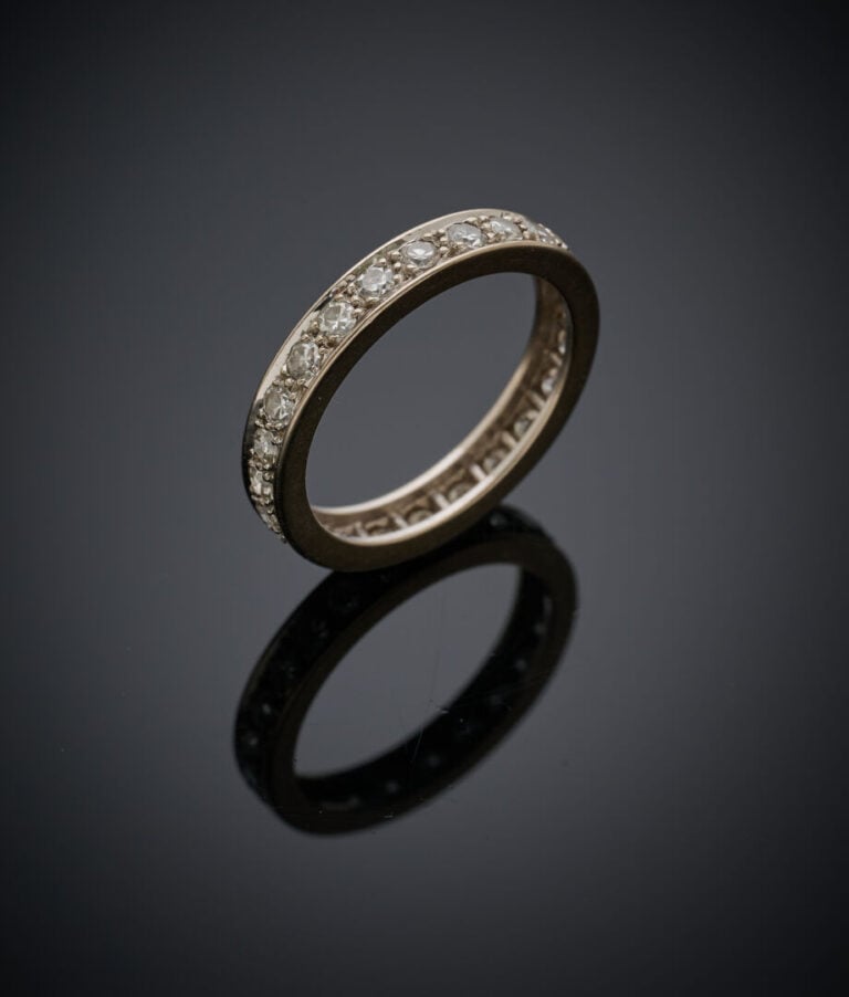 ALLIANCE en or gris (750‰) serti d'un alignement de diamants taille 8/8. - Trav…