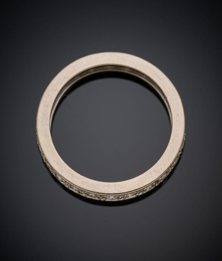 ALLIANCE en or gris (750‰) serti d'un alignement de diamants taille 8/8. - Trav…
