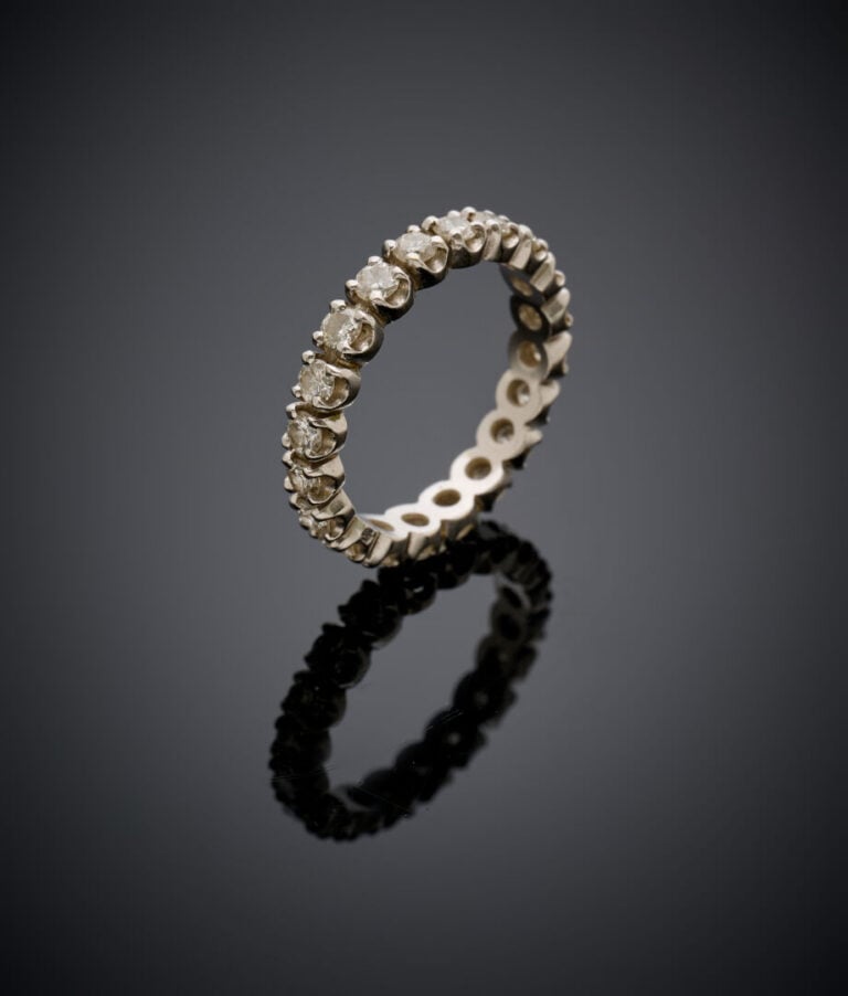 ALLIANCE en or gris (750‰) serti d'un alignement de diamants taille brillant. -…