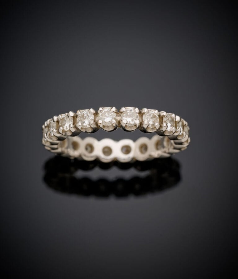 ALLIANCE en or gris (750‰) serti d'un alignement de diamants taille brillant. -…