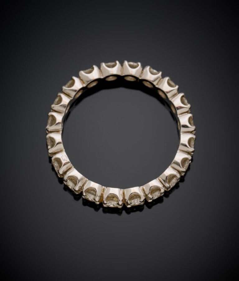 ALLIANCE en or gris (750‰) serti d'un alignement de diamants taille brillant. -…