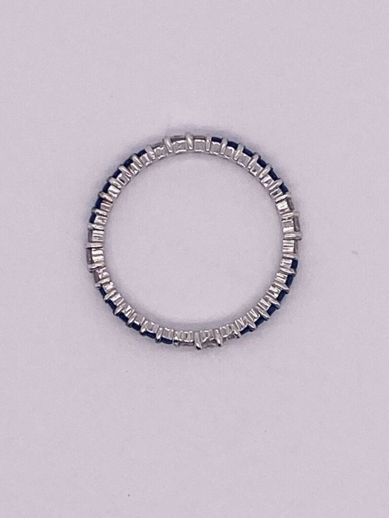 ALLIANCE en or gris (750‰) serti d'un alignement de saphirs ronds et diamants t…